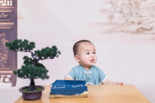 中山五个月宝宝可以站吗